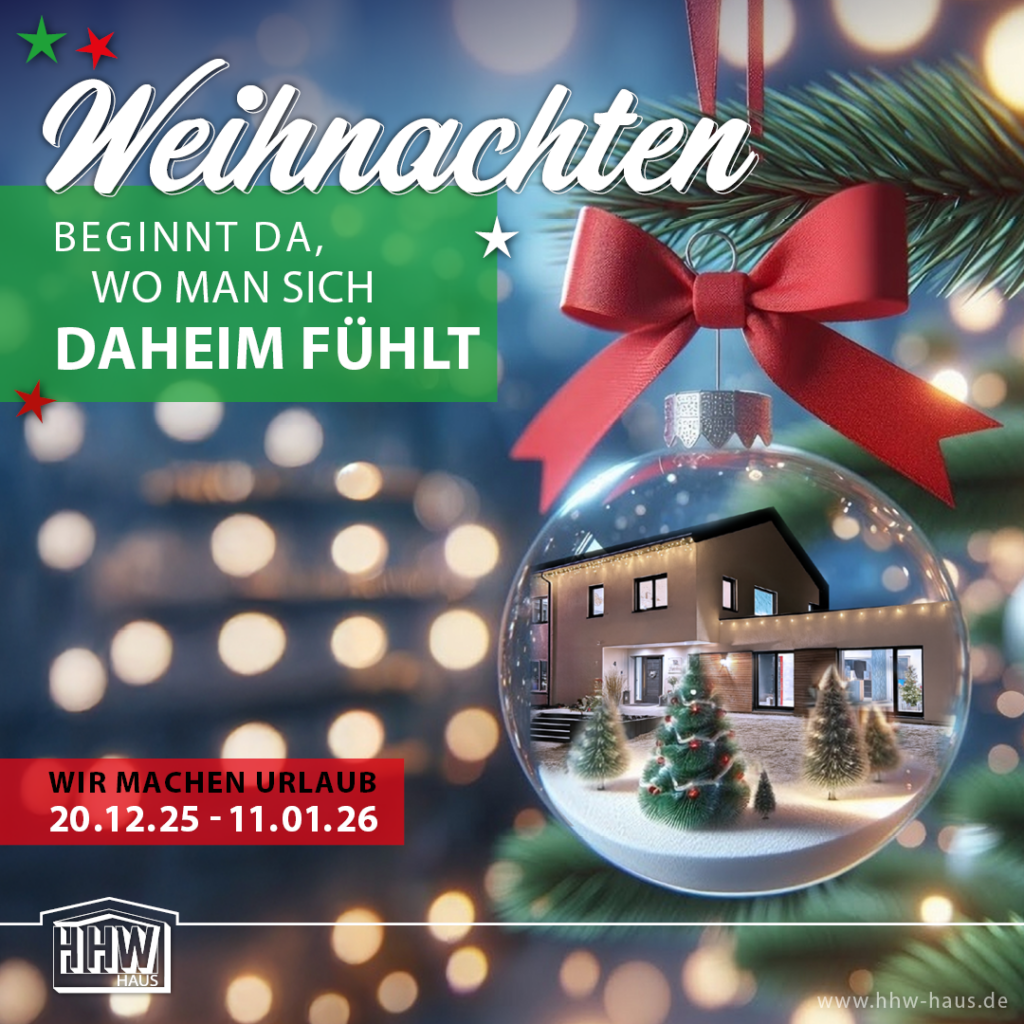Weihnachtliche Grafik mit Christbaumkugel am Tannenzweig. In der Kugel spiegelt sich das neue Musterhaus in Daleiden mit Weihnachtsbeleuchtung und verschneiten Tannen. Text auf dem Bild: ‚Weihnachten beginnt da, wo man sich daheim fühlt‘ sowie Urlaubsankündigung von HHW Haus. Wir machen Urlaub vom 20.12.25 bis 11.01.26.